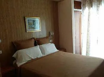 Hostal Creus Ρόζες 2*,  Ισπανία